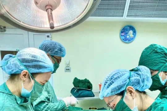 Sản phụ viêm tụy cấp khi chuyển dạ, bác sĩ chạy đua với 'tử thần' cứu mẹ tròn con vuông