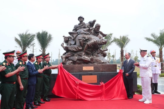 Gắn biển các cụm tượng tri ân chuyên gia quân sự nước ngoài