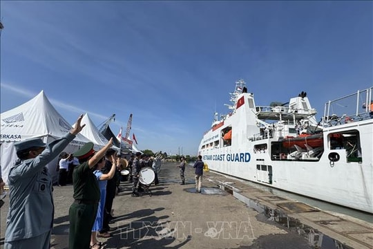 Tàu Cảnh sát Biển Việt Nam CBS 8001 kết thúc tốt đẹp chuyến thăm Indonesia