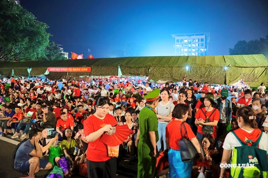 Biển người đổ về Quảng trường Ba Đình trong đêm chờ tổng duyệt diễu binh mừng Quốc khánh