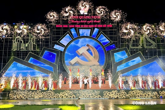 Quảng Ninh: Hàng vạn người dân đội mưa xem chương trình nghệ thuật kỷ niệm 80 năm Quốc khánh 2/9