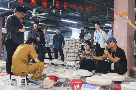 Hà Nội: Đoàn phóng viên quốc tế trải nghiệm điểm du lịch tiêu biểu nhân dịp Quốc khánh