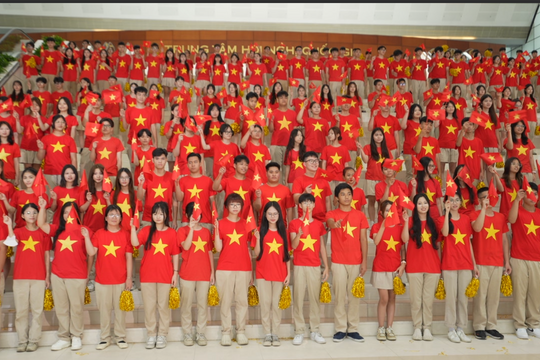 Hơn 1.000 người hòa giọng trong MV 'Vinh quang, ơi Việt Nam'