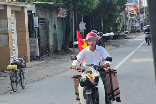 Cụ ông U80 'truyền lửa' bằng hành trình đi xe máy ra Thủ đô dự Quốc khánh 2/9