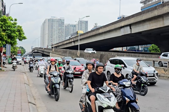 Giao thông trước nghỉ lễ: Người vội vã về quê, người hào hứng đến Thủ đô xem diễu binh