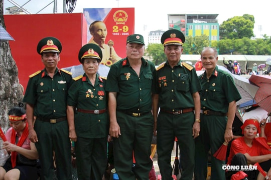 Cuộc hội ngộ bất ngờ mà thân quen của những cựu chiến binh trước giờ tổng duyệt A80
