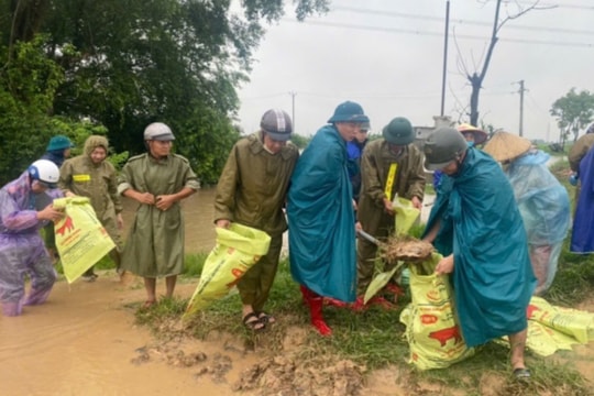 Công an phường Thượng Hồng (Hưng Yên) huy động lực lượng hỗ trợ đắp đê, ngăn nước giúp dân