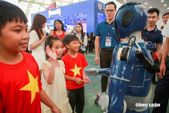 Robot “Made in Vietnam” gây sốt tại Triển lãm thành tựu đất nước
