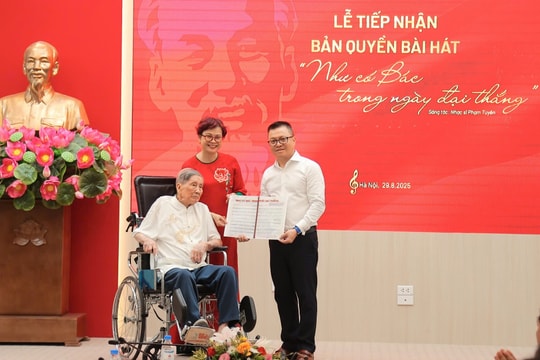 Nhạc sĩ Phạm Tuyên trao tặng ca khúc 'Như có Bác trong ngày đại thắng' cho Báo Nhân Dân