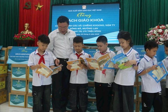 Sách mới đến vùng lũ, tiếp sức học trò tại Sơn La trước năm học mới