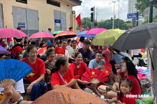 Hàng nghìn người 'giữ chỗ' sớm trước một ngày để đón tổng duyệt diễu binh, diễu hành A80
