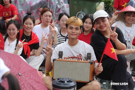 Khắp nơi đổ về Hà Nội, giới trẻ mang loa, ghế nhựa ‘cắm chốt’ chờ diễu binh