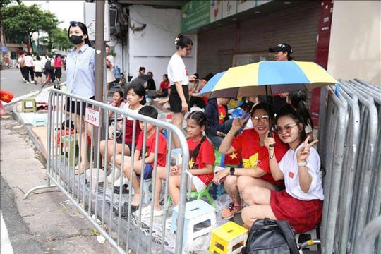 Người dân nô nức, tự hào chờ tổng duyệt diễu binh, diễu hành trước thềm Quốc khánh 2/9