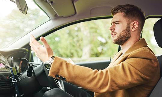 Mẹo thông minh giúp bạn trị xe bám đuôi mà không cần phanh