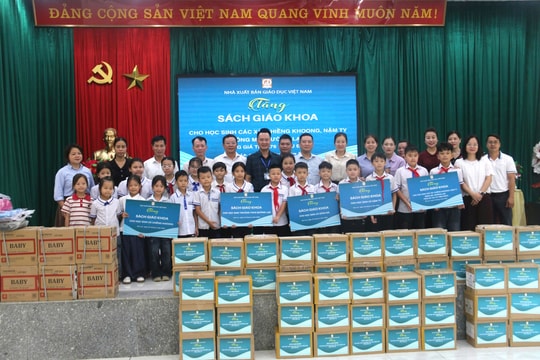Nhà xuất bản Giáo dục Việt Nam trao tặng gần 19.000 sách giáo khoa cho học sinh vùng lũ