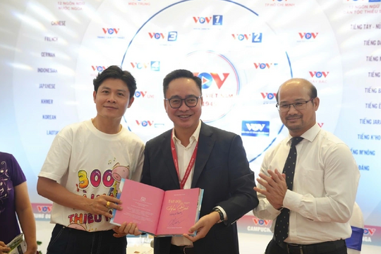 Nhạc sĩ Nguyễn Văn Chung trao tặng Đài Tiếng nói Việt Nam 300 bài hát thiếu nhi