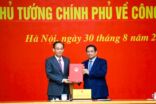 Thủ tướng Phạm Minh Chính trao quyết định bổ nhiệm Quyền Bộ trưởng Bộ Ngoại giao