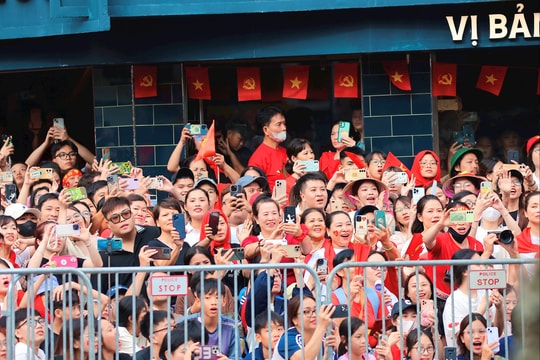 Người dân hào hứng chào đón,  cổ vũ các đoàn tổng duyệt diễu binh, diễu hành kỷ niệm 80 năm Quốc khánh