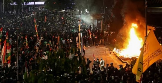 Người biểu tình phóng hỏa tòa nhà quốc hội khu vực ở Indonesia, 3 công chức thiệt mạng