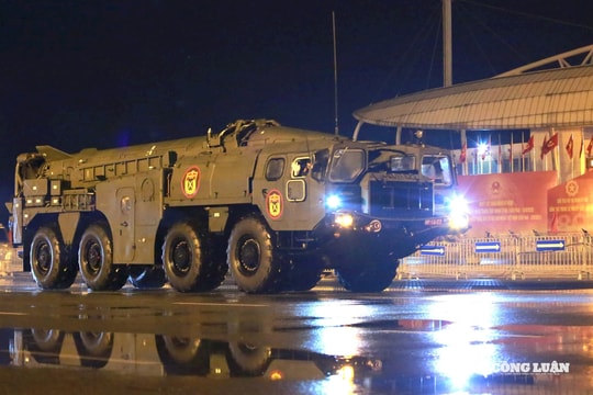 Đoàn xe pháo quân sự bánh lốp, xe đặc chủng Công an tiến về Quảng trường Ba Đình sẵn sàng tổng duyệt A80