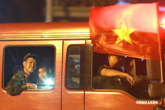 Người dân reo hò khi thấy đoàn xe pháo quân sự bánh lốp, xe đặc chủng Công an