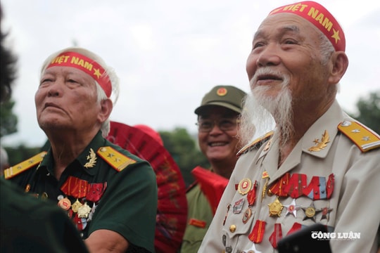 Cuộc gặp gỡ sau chiến tranh: Hai cựu binh bên nhau ở Quảng trường Ba Đình