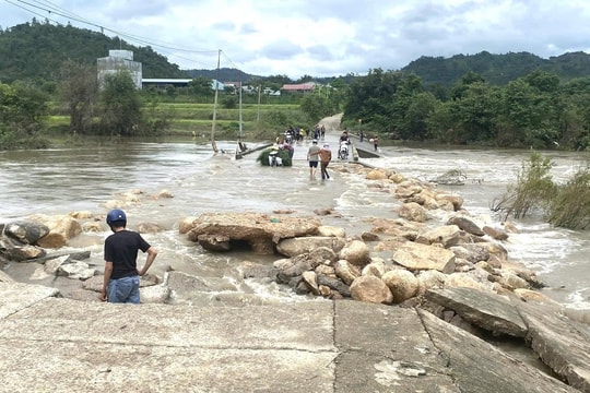 Gia Lai: Mưa lớn khiến ngầm tràn sạt lở, hư hỏng, hàng trăm hộ dân bị cô lập
