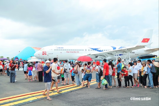 Những mô hình máy bay ấn tượng được trưng bày tại Triển lãm quốc gia Việt Nam