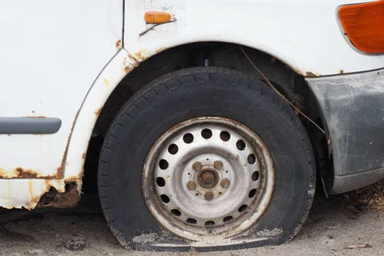 Áp suất lốp sai lệch có thể biến xe bạn thành quả bom di động