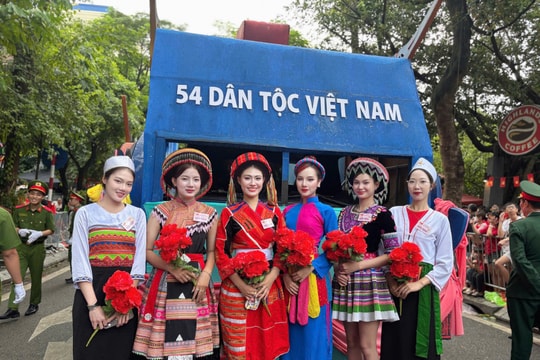 Á hậu Du lịch thế giới Hương Ly diện Áo dài dân tộc Cao Lan, nổi bật trong đoàn diễu hành 54 dân tộc Việt Nam