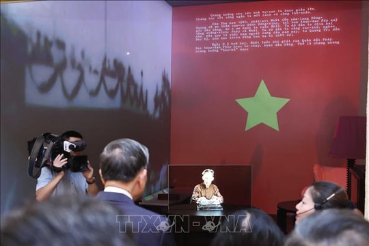 Tổng Bí thư Tô Lâm dâng hương tưởng niệm Chủ tịch Hồ Chí Minh tại Di tích nhà số 48 Hàng Ngang