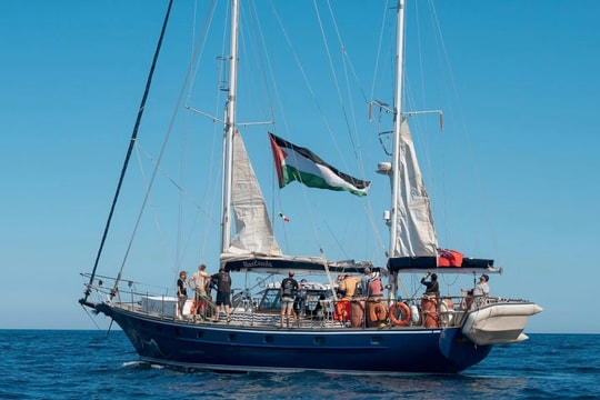 Tàu cứu trợ chở nhà hoạt động Greta Thunberg quyết 'phá vòng vây' ở Gaza