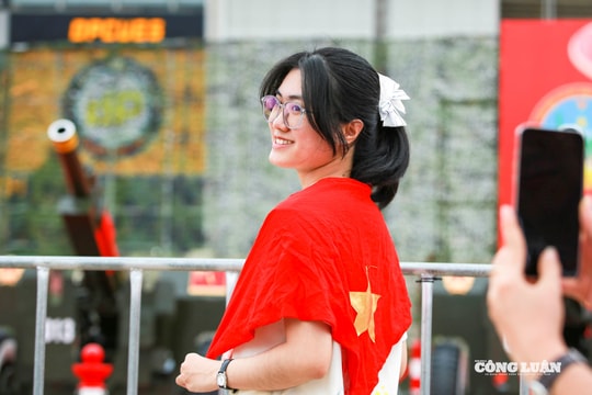 Người dân háo hức chụp ảnh cùng dàn pháo lễ trước ngày Quốc khánh 2/9