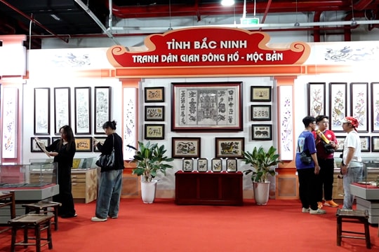 Tranh điệp Đông Hồ 'tỏa sáng' tại Triển lãm thành tựu đất nước