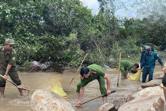 Gia Lai: Công an, chính quyền xúc cát, đá khắc phục ngầm tràn bị nước lũ “đánh” hỏng