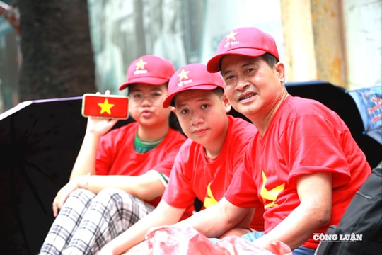 “Màn trời chiếu đất” dưới mưa, cựu quân nhân quân nhạc cùng con chờ xem diễu binh