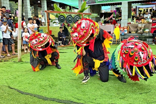 'Phiên chợ vùng cao - Vui Tết Độc lập': Ấn tượng màn trình diễn múa sư tử mèo của dân tộc Tày và Nùng