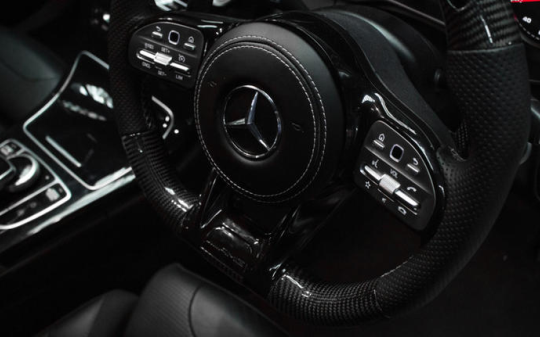 Vô lăng đáy phẳng không chỉ để đẹp mà còn giúp lái xe thoải mái hơn