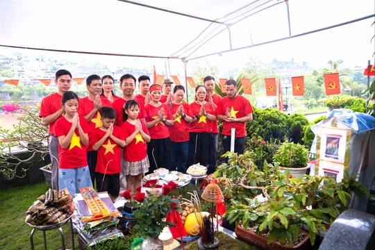 Khoác áo cờ đỏ sao vàng, con cháu mời tổ tiên về đón Tết Độc lập