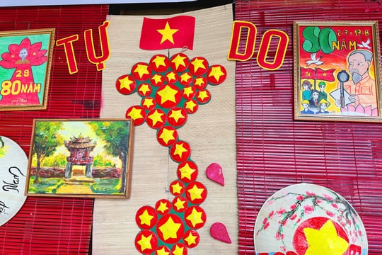 Nón lá cờ đỏ sao vàng: Dáng hình đất nước qua nét vẽ học trò