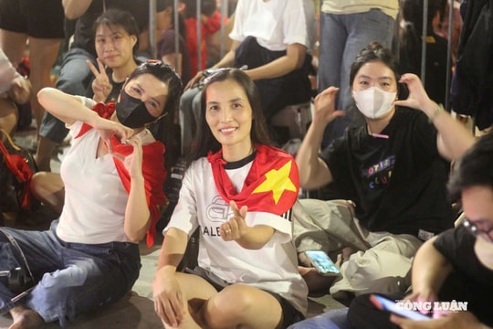 Người dân “cắm chốt” trước 2 ngày, thức trắng đêm chờ xem diễu binh 2/9