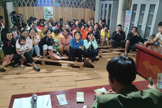 Quảng Ngãi: Làm việc xuyên đêm, xã vùng khó hoàn thành việc trao quà Tết Độc lập cho bà con