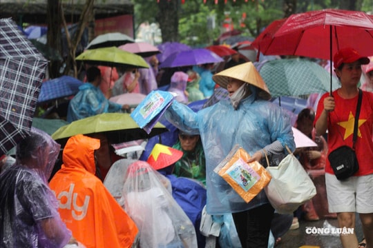 Hà Nội mưa liên tục, dịch vụ áo mưa, đồ ăn vặt “ăn theo” khách giữ chỗ xem diễu binh