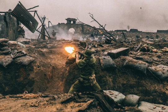 'Mưa đỏ' vượt mốc 400 tỷ đồng, đứng đầu doanh thu phòng vé Việt