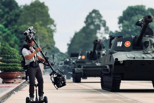 Nhà quay phim Lê Bảo Hân, người thực hiện những góc quay 'tuyệt đối điện ảnh' tại lễ diễu binh, diễu hành A80