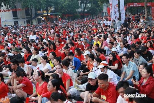 Hàng ngàn người dân thủ đô tập trung trước màn hình lớn theo dõi sự kiện A80