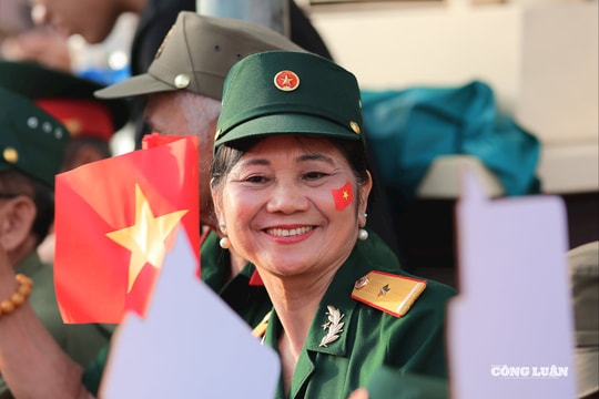 Người dân hân hoan, hát vang những ca khúc cách mạng dọc các tuyến đường đoàn diễu binh đi qua