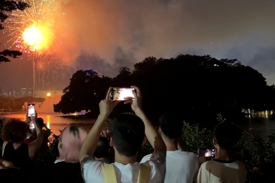Hà Nội rực sáng pháo hoa mừng 80 năm ngày Quốc khánh