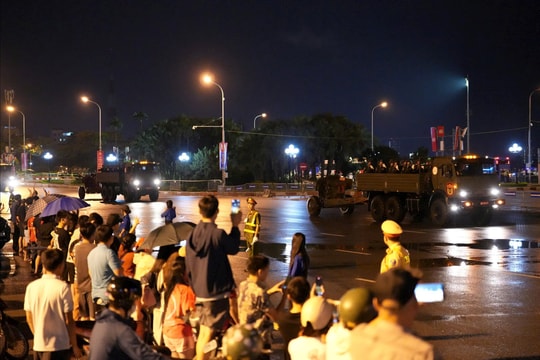 Tự hào Việt Nam: Hàng nghìn người Thủ đô hòa ca cùng đoàn xe quân sự rạng sáng 2/9