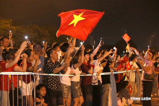 Hà Nội rộn ràng trong đêm không ngủ, chờ đón đoàn xe diễu binh A80 tiến về Quảng trường Ba Đình